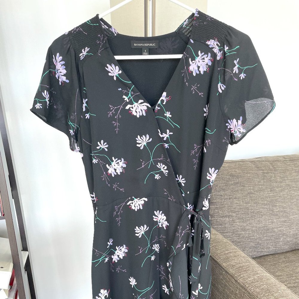 Banana republic size 4 black and purple floral cocktail dress
